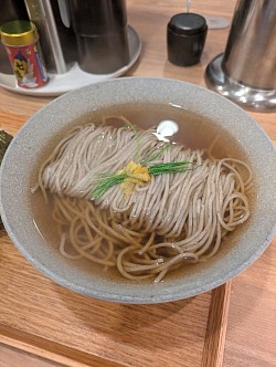 天満橋にあるお蕎麦屋さんから器もフルオーダーで制作しました。