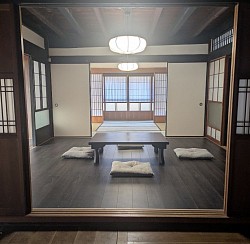 約20畳の部屋でおくつろぎください